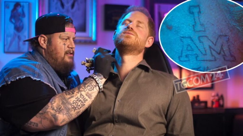 Il tatuaggio sul collo del Principe Harry