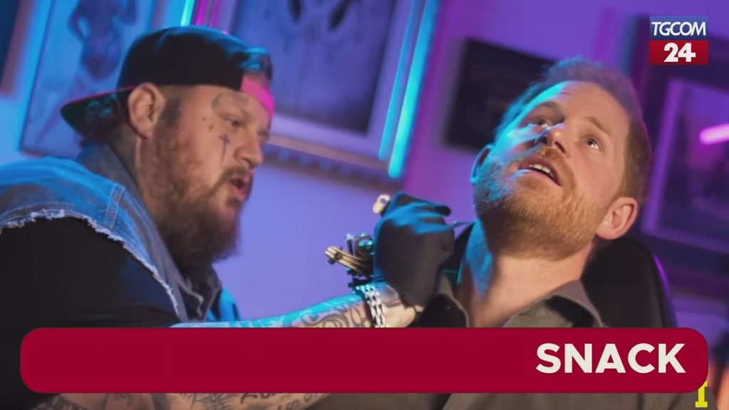 Il principe Harry si tatua il collo