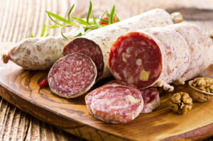 Allerta: Salame nostrano con aglio contaminato da Listeria monocytogenes, verifica prima di consumare.
