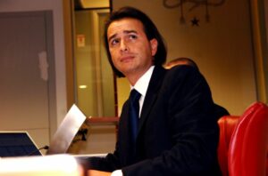 Il testo riguarda l'estradizione in Italia dell'imprenditore Danilo Coppola dagli Emirati Arabi...