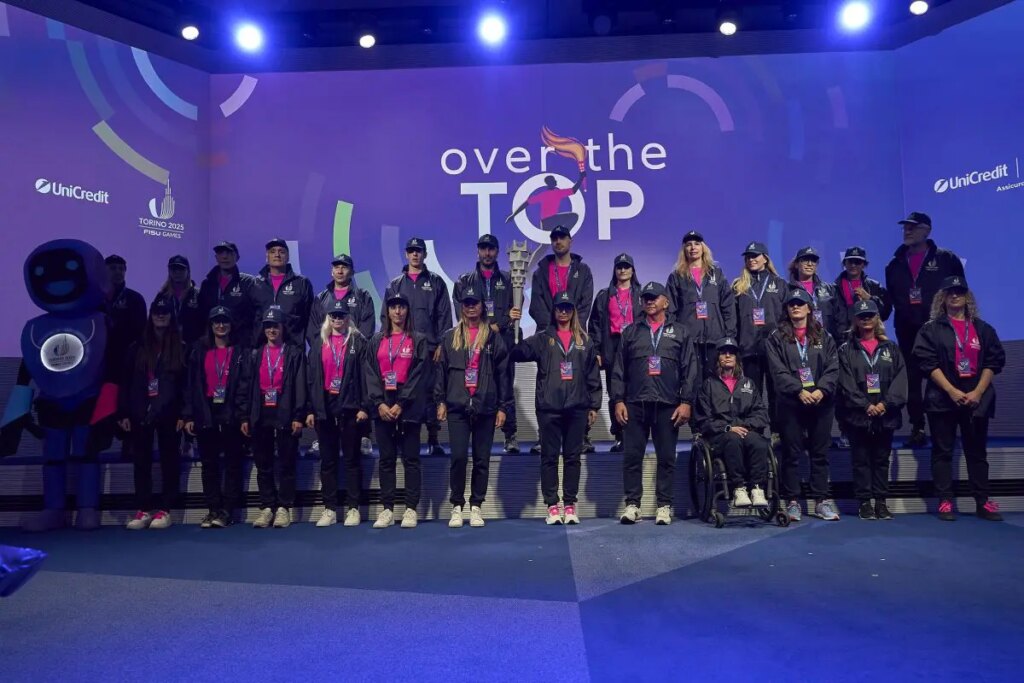 A Milano, la Fiaccola dei Torino 2025 FISU World University Games è stata portata in cima alla Torre...