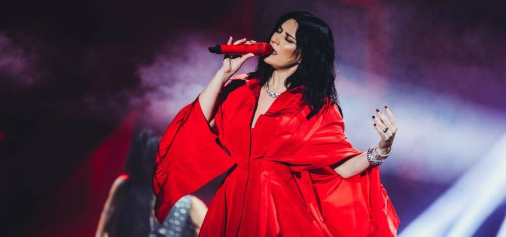 Questa sera Laura Pausini sarà ospite a Che Tempo Che Fa, artista di successo con migliaia di album...