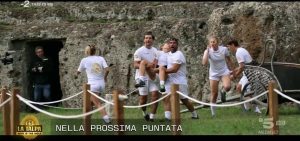 Il protagonista si sente male, perde i sensi e viene soccorso dall’ambulanza