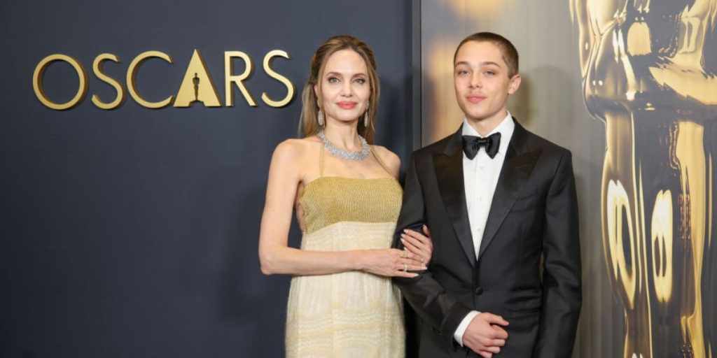 Angelina Jolie e il figlio Knox sul red carpet: una tenera complicità