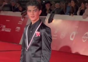 Conosci Samuele Carrino: la sua carriera, la sua fidanzata e il suo ruolo da protagonista in ‘Il ragazzo dai pantaloni rosa’