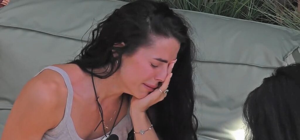 Rottura al Grande Fratello: Shaila Gatta in lacrime per il nuovo aereo a favore di Javier/ “Non so cosa fare”