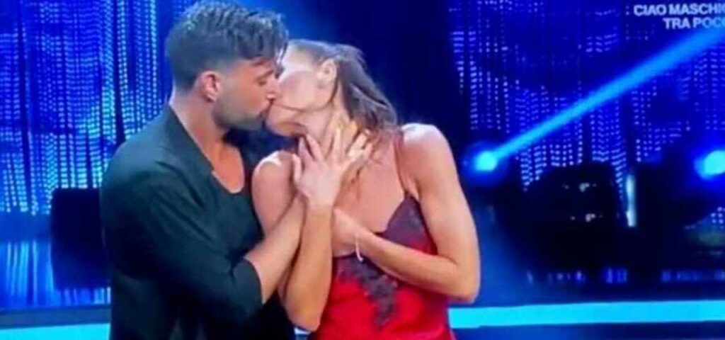 La giuria si alza in piedi a Ballando/ Lucarelli sorprende con tutti dieci