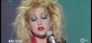 Cyndi Lauper: una superstar della musica pop che ha incantato milioni di fan con la sua musica vibrante