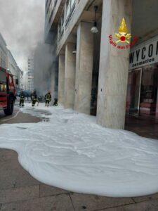 Incendio a Milano lungo Corso Vittorio Emanuele causato dal fumo proveniente dal sotterraneo. Intervento immediato dei Vigili del Fuoco.