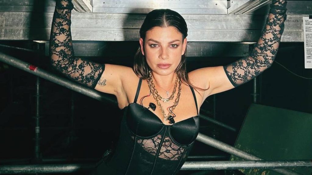 Emma difende la sua collaborazione con rapper critici *