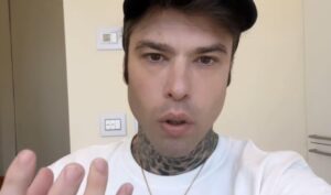 Alberto Dandolo ha condiviso un video in cui Fedez bacia una ragazza misteriosa, di cui parlava...