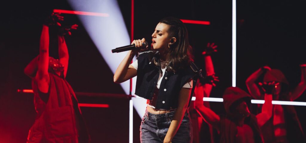 L’amour tour jour” vince il pubblico: “Trash ma figo