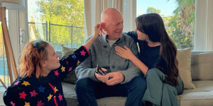 La dolce immagine di Bruce Willis con le figlie: “Un papà straordinario”