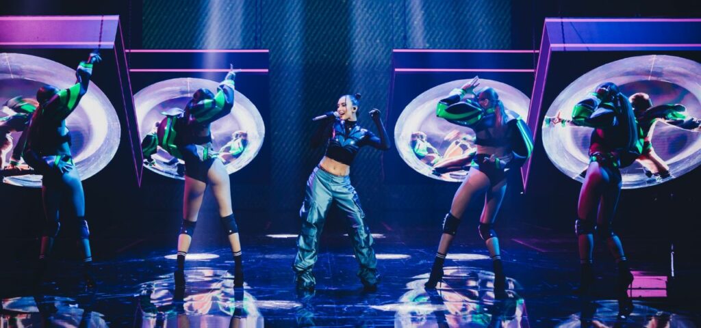 Polemica per l’applauso dei giudici a chi sta stonando