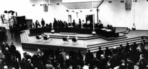 Il titolo riscritto potrebbe essere: “Il ruolo della criminalità organizzata nella morte di Falcone e Borsellino e il suo impatto sulla lotta alla mafia” 
Questo argomento è strettamente legato alla morte dei giudici Falcone e Borsellino in quanto si analizza il coinvolgimento della mafia e dei suoi affiliati nell’attentato ai danni dei due magistrati e il ruolo che la criminalità organizzata ha svolto nella loro uccisione. Si esplora anche l’effetto che questi tragici eventi hanno avuto sulla lotta alla mafia e sulle indagini per portare in giustizia i responsabili.