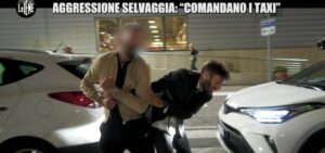 Aggressione da parte di tassisti mentre segnalavo violazioni: calci e pugni subiti da Nicolò De Devitiis, inviato de Le Iene
