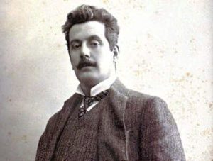 Il testo si concentra sulla figura di Giacomo Puccini, commemorando il centenario della sua...