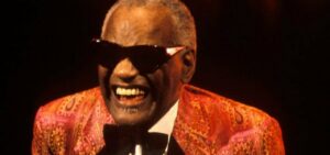 Ray Charles, l’icona della musica: dalla cecità al dolore per la perdita del fratello, ha lasciato un’impronta indelebile nel mondo della musica