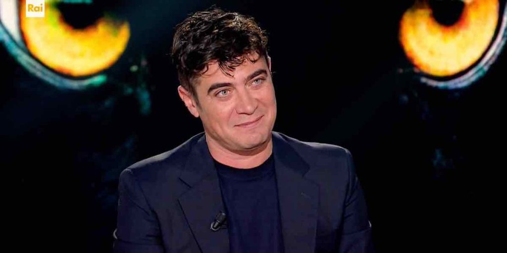 Riccardo Scamarcio si apre con Belve: dalle scene con Monica Bellucci all’utilizzo di droghe