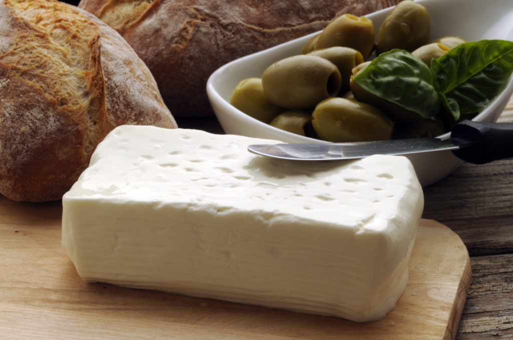 stracchino-formaggio-olive-coltello-pane-AdobeStock_23172444-1024x680.jpeg