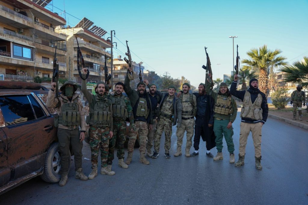 Gli insorti siriani hanno preso il controllo di Aleppo, incluso l'aeroporto e stanno espandendo...