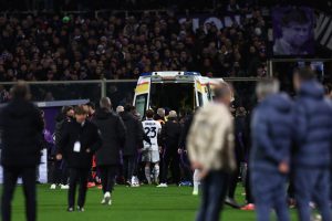 In sintesi, durante la partita di calcio Serie A Fiorentina-Inter, il centrocampista Edoardo Bove ha...