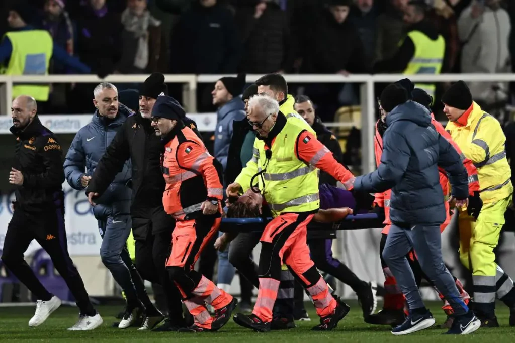 Il centrocampista della Fiorentina Edoardo Bove è collassato durante la partita contro l'Inter e è...