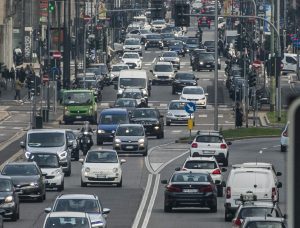 Il mercato dell’auto registra un nuovo calo a doppia cifra, secondo Unrae