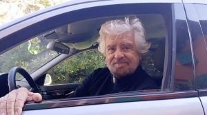 Beppe Grillo celebra il funerale del M5S, criticando la trasformazione del movimento sotto la guida...