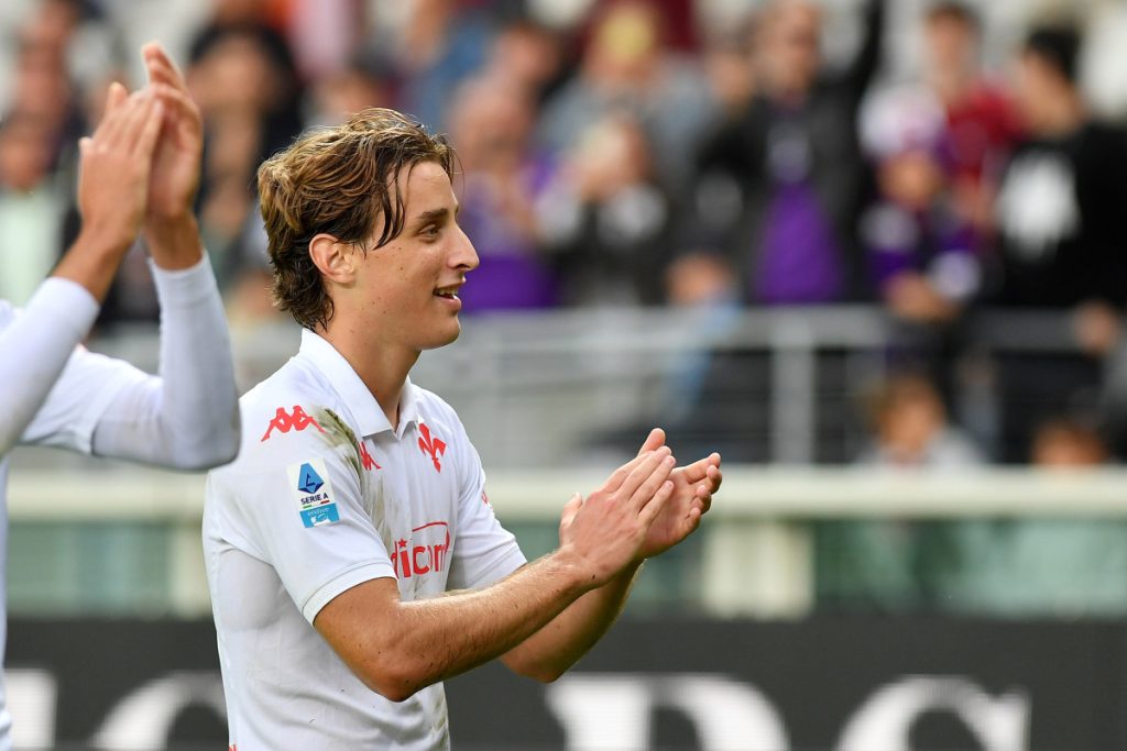 Il centrocampista della Fiorentina, Edoardo Bove, è ancora ricoverato all'ospedale di Firenze dopo...