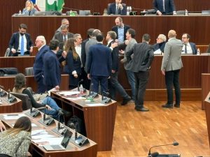 Caos nell’Aula Lombardia: sfiorata rissa tra La Russa e Majorino