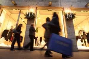 Gli italiani spendono di più per il Natale: la spesa media raggiunge i 207 euro.