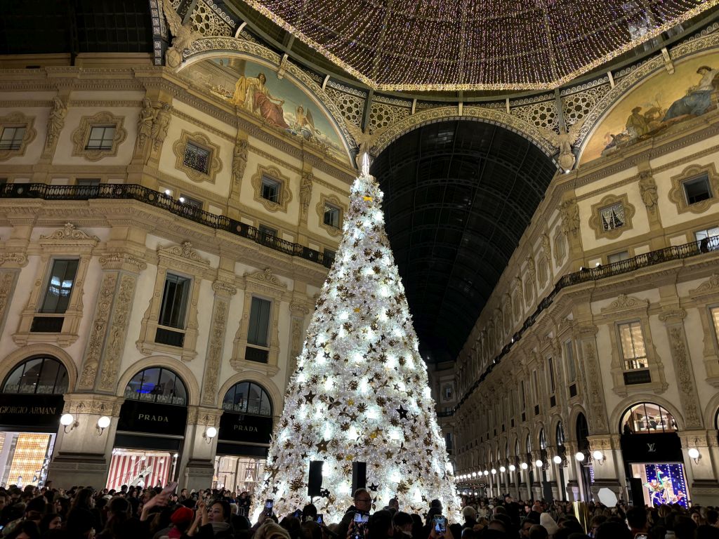 Durante le festività natalizie a Milano è stato acceso l'albero realizzato da Dior Parfume al centro...
