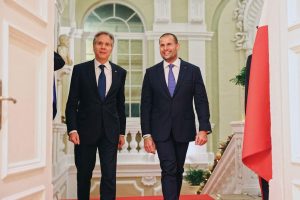 Incontro del Primo Ministro Abela con il Segretario di Stato Blinken durante la Riunione dell’OSCE a Malta