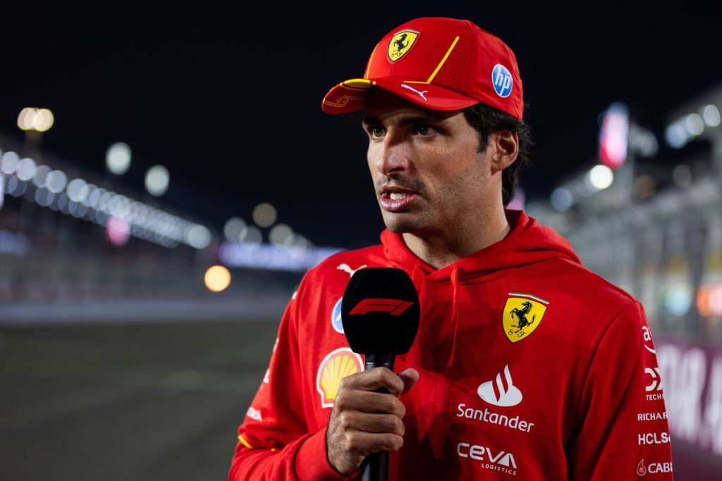 Carlos Sainz della Scuderia Ferrari si prepara per l'ultima gara a Yas Marina con l'obiettivo di...