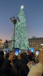 Grande affluenza in Duomo per l’accensione dell’albero dei Giochi Olimpici 2026 a Milano-Cortina