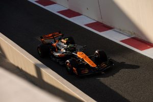 Sainz ottiene un terzo posto in prima fila McLaren ad Abu Dhabi, Leclerc delude