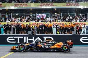 Norris trionfa a Abu Dhabi, McLaren vince il titolo costruttori con podio Ferrari
