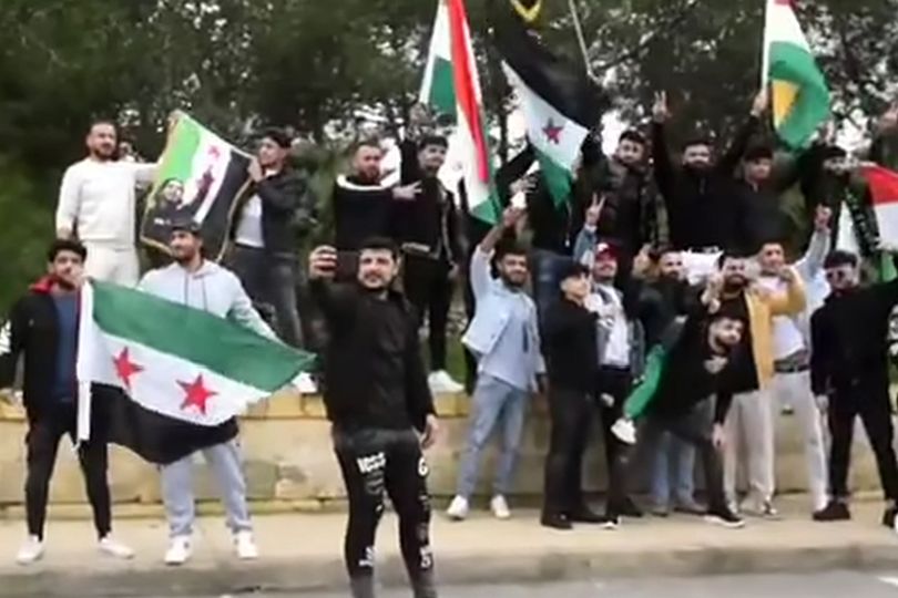 La polizia di Malta ha vietato a cittadini siriani di sventolare la bandiera siriana mentre...