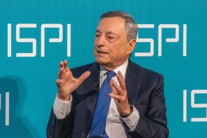 Mario Draghi ha ricevuto il premio ISPI a Milano, sottolineando la necessità di decisioni collegiali...