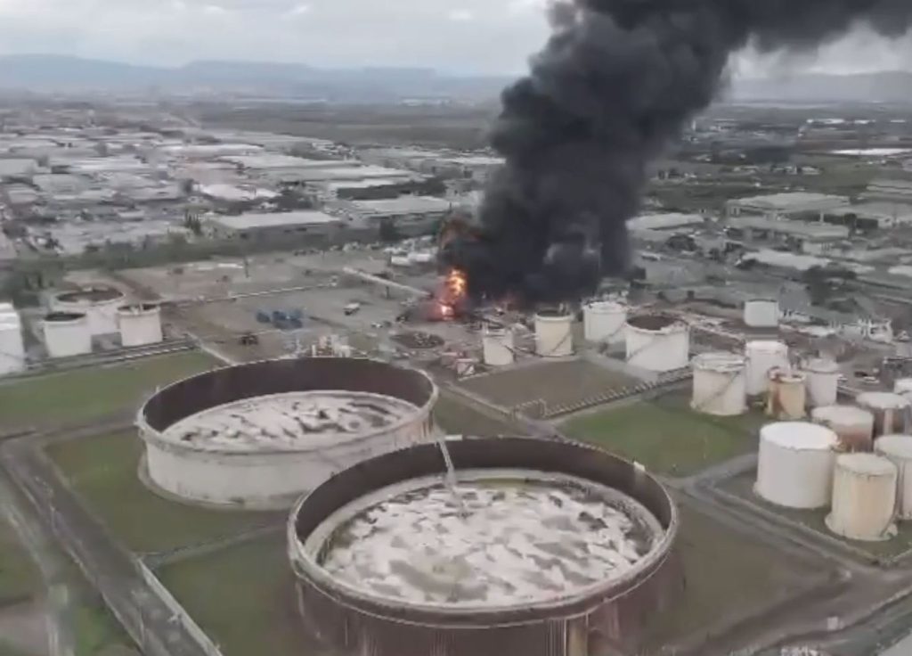 Nell'esplosione della raffineria a Calenzano, due dei tre dispersi sono stati trovati senza vita...