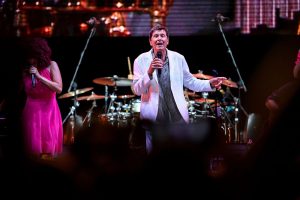 Gianni Morandi festeggia il suo ottantesimo compleanno: l’eterno ragazzo