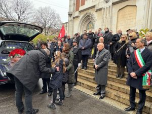 Presenti Sala ed ex sindaco Albertini, si tengono a Milano i funerali di Pillitteri