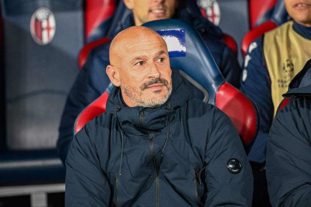 Il testo descrive il ritratto del coach Vincenzo Italiano durante una partita di calcio UEFA...