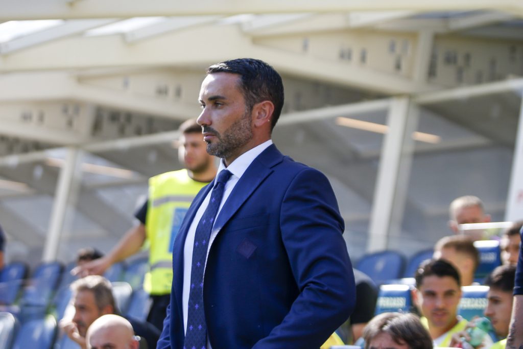 Il testo riguarda il coach Raffaele Palladino della ACF Fiorentina, che si prepara per la partita...