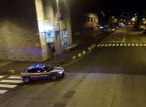 Identificati i responsabili delle scritte “No Vax” sui muri a Como