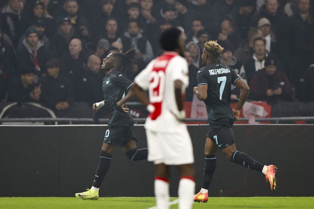 La Lazio ottiene una vittoria importante contro l'Ajax ad Amsterdam, con un gol iniziale di Tchaouna...