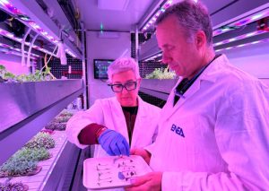 Un container hi-tech per coltivare micro-ortaggi nello spazio, presentato in occasione della...