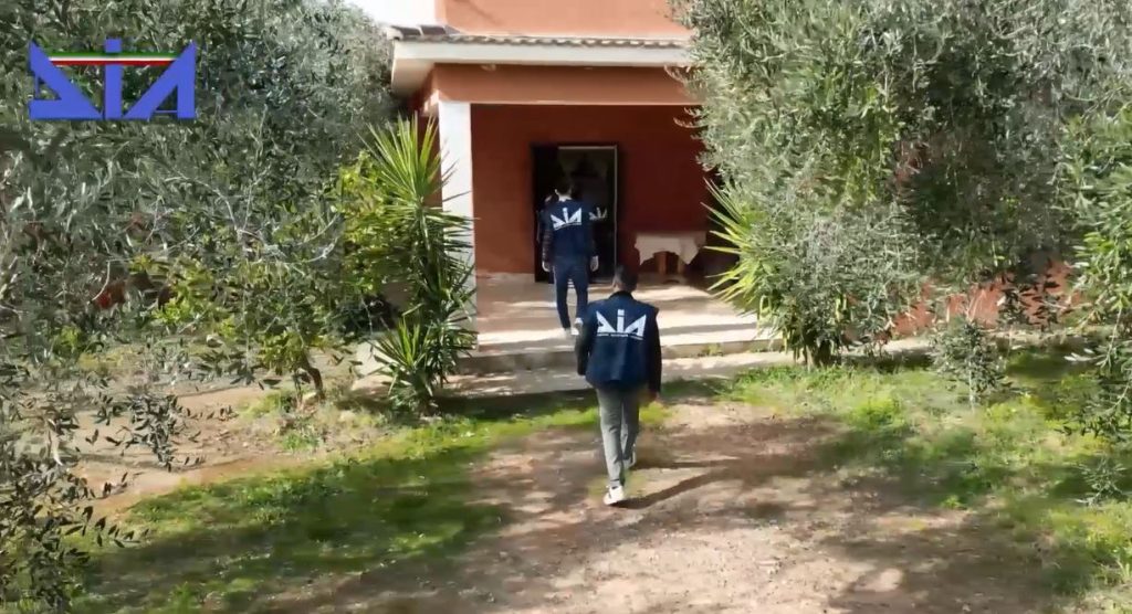 La Direzione investigativa antimafia di Napoli ha emesso un'ordinanza di custodia cautelare contro...