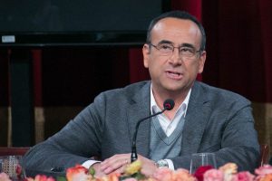 Conti afferma: “Tony Effe lascerà tutti a bocca aperta durante la sua esibizione a Sanremo”